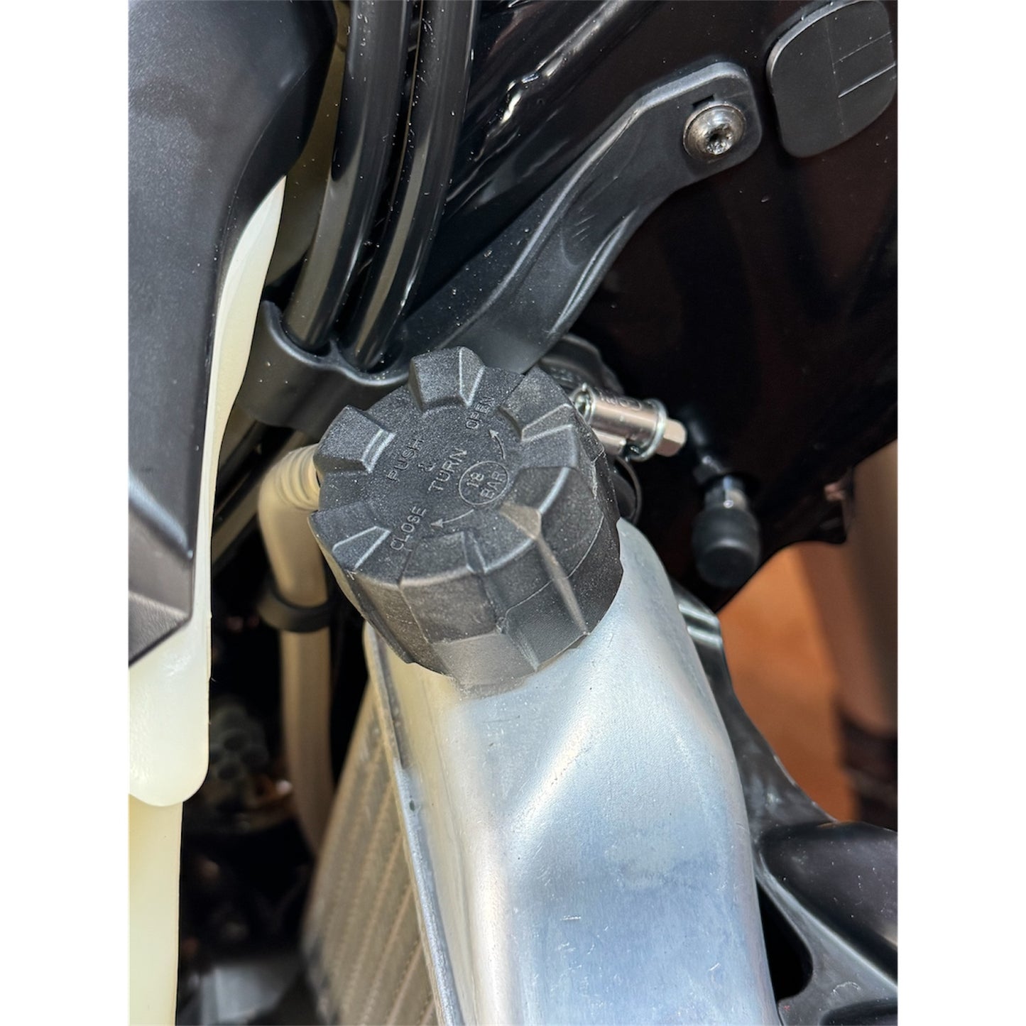 Tool per svitare il tappo radiatore ktm Gasgas Husqvarna sui nuovi modelli