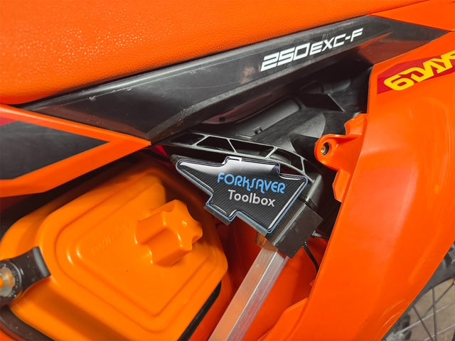 FORKSAVER®TOOLBOX AIR Cassetta Porta Attrezzi per KTM-GASGAS-HUSQVARNA – Massima efficienza sulla moto, zero ingombro per il pilota. DISPONIBILE ANCHE CON ATTREZZI DEDICATI